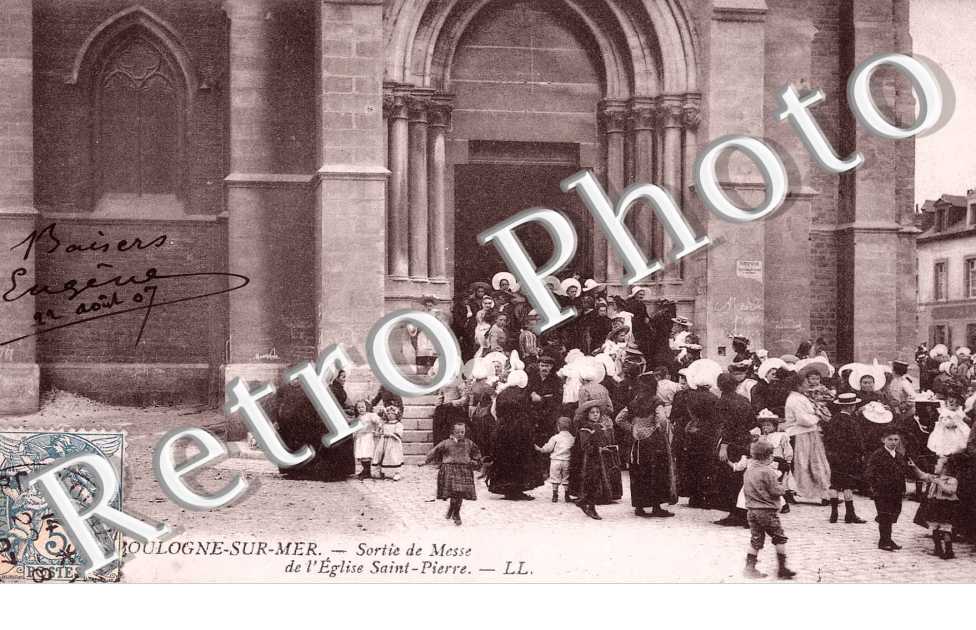 sortie de messe de l'eglise Saint Pierre