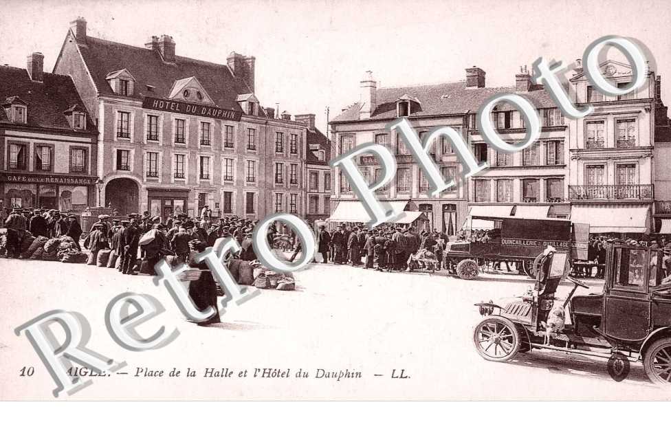 place de la halle et l&#039;hotel du dauphin 