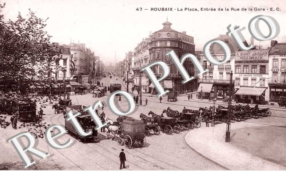 LA PLACE, ENTREE DE LA RUE DE LA GARE