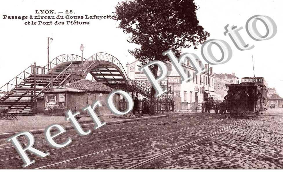 PASSAGE A NIVEAU DU COURS LAFAYETTE ET LE PONT DES PIETONS