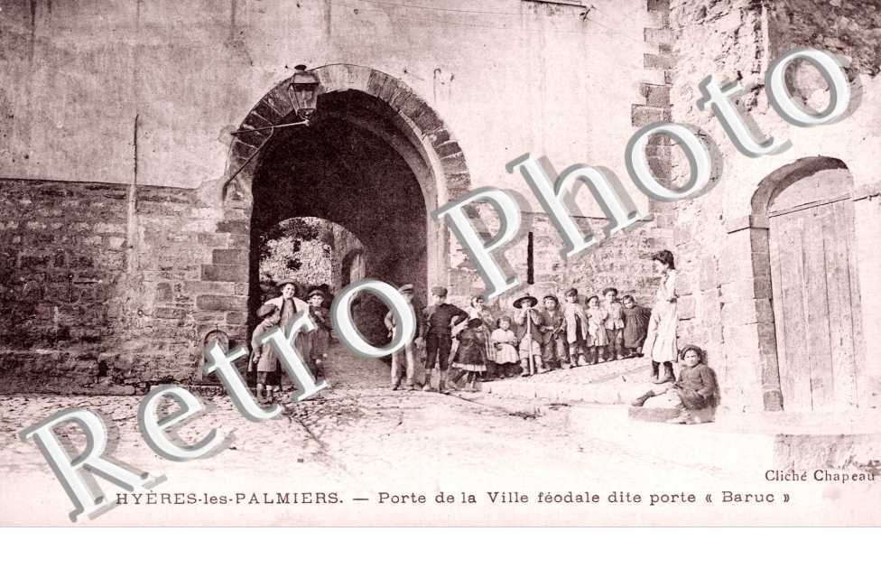 Porte de la ville féodale dite porte "Baruc"