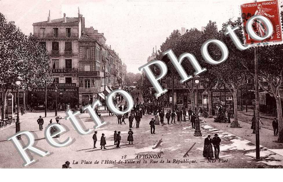 Place de l&#039;Hotel de Ville et rue de la Republique