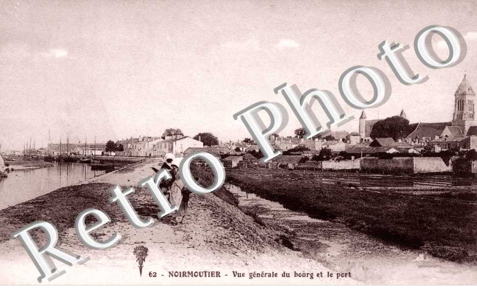 vue generale du bourg et le port