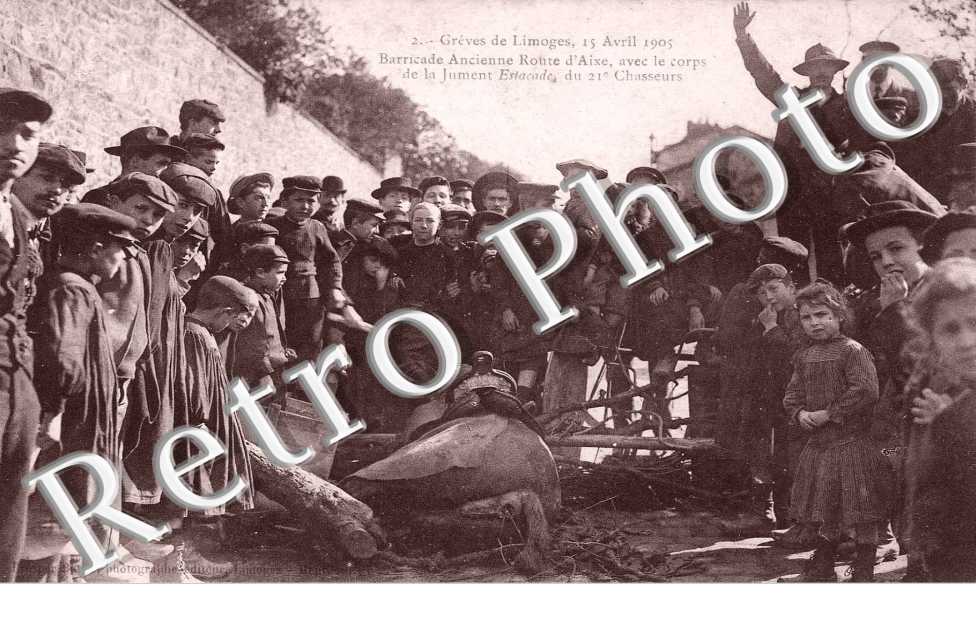 Greves de Limoges 15 avril 1905  Barricade ancienne route d&#039;Aixe avec le corps de la jument Estacade, du 21e chasseurs