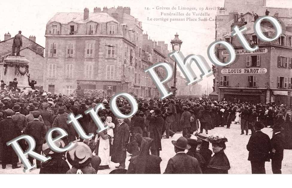 GREVES 19 avril 1905 Funerailles de Vardelle Le cortege passant Place Sadi-Carnot