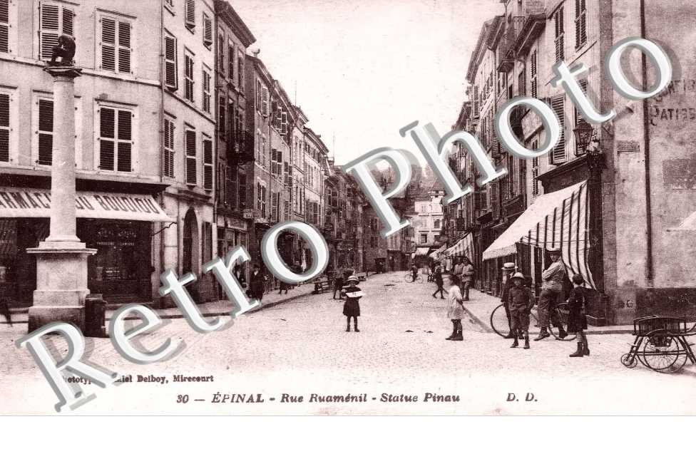 Rue Rualmenil - statue Pinau