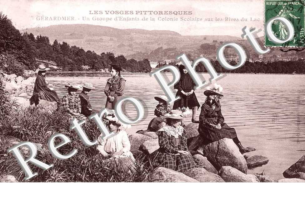 un groupe d&#039;enfants de la colonie scolaire sur les rives du lac