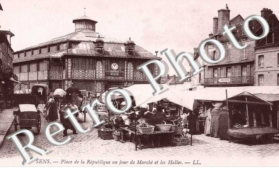 PLACE DE LA REPUBLIQUE UN JOUR DE MARCHE ET LES HALLES