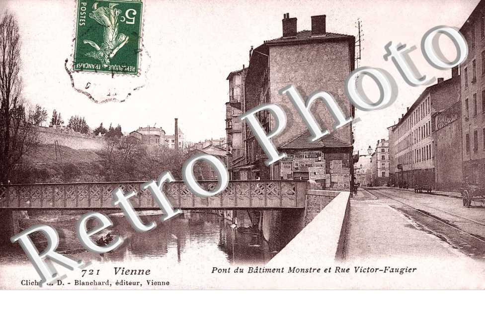 pont du batiment Monstre et rue Victor-Faugier