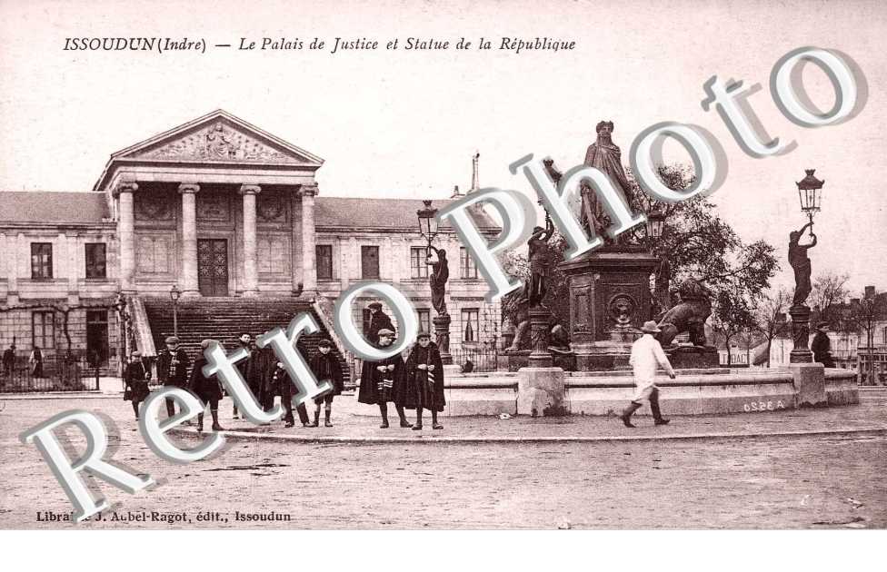 le palais de justice et statue de la Republique