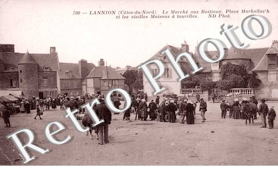 Le Marché aux bestiaux , place Marhallac&#039;h et les vieilles maisons à tourelles