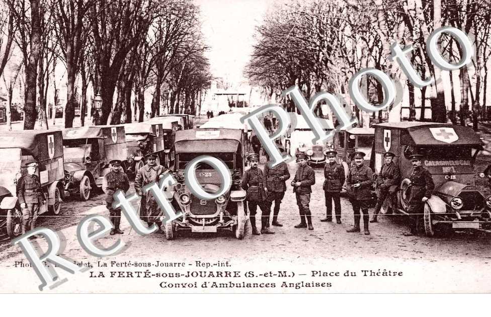 (la) Place du theatre - convoi d'ambulances anglaises - Armee - Automobile