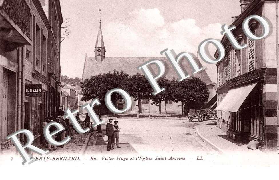 Rue Victor Hugo et l&#039;eglise Saint-Antoine