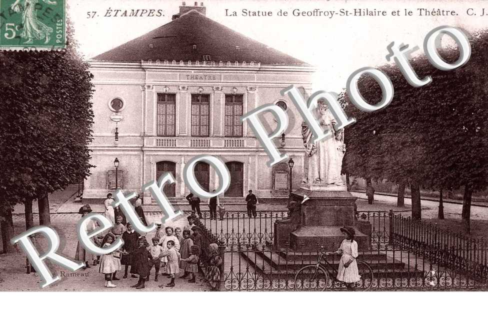 La statue de Geoffroy Saint Hilaire et le Theatre