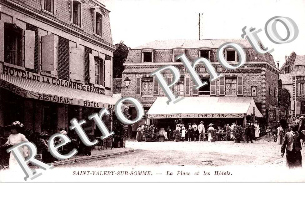 La place et les hotels