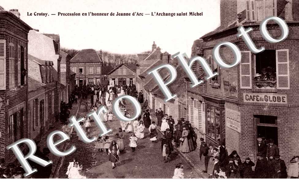 procession en l'honneur de Jeanne d'Arc. L'Archange Saint-Michel