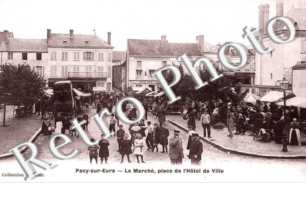 le marche, place de l&#039;Hotel de Ville