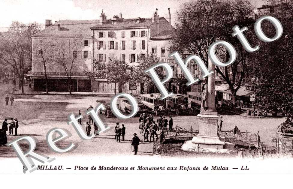 Place de Manderoux et monument aux enfants de Millau