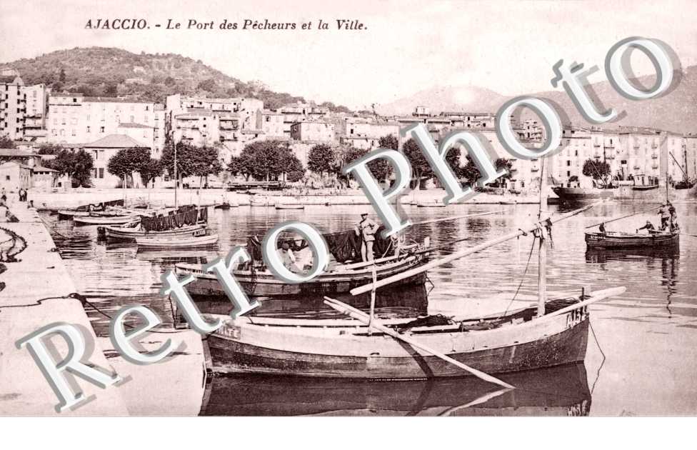 le port des pecheurs et la ville
