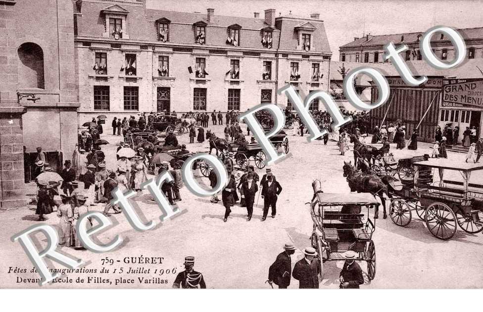 place varillas Devant l'Ecole de Fillles