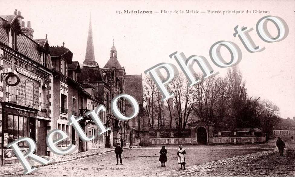 place de la mairie, entree principale du chateau
