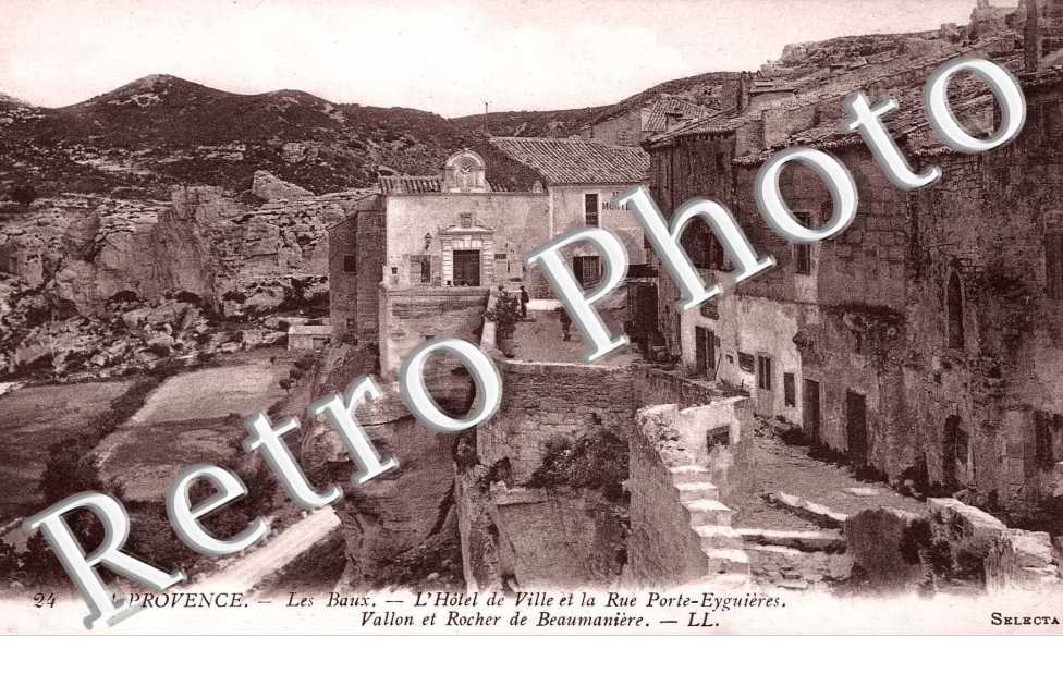 l&#039;hotel de ville et la rue Porte Eyguières