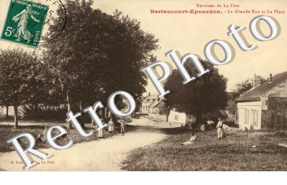 La grande rue et la place