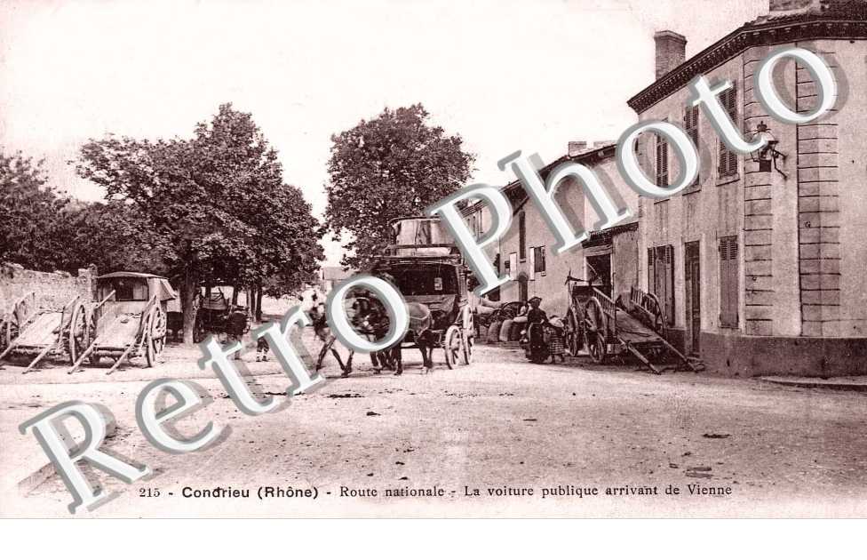 Route nationale - la voiture publique arrivant de Vienne