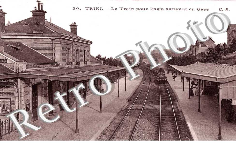 Le train pour Paris arrivant en gare