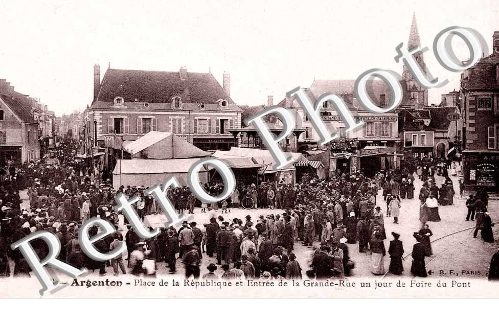 place de la republique et entree de la Grande Rue un jour du Pont