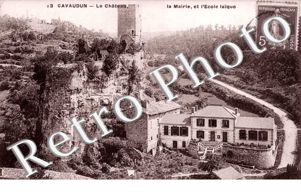 le chateau - La mairie et l&#039;ecole laique