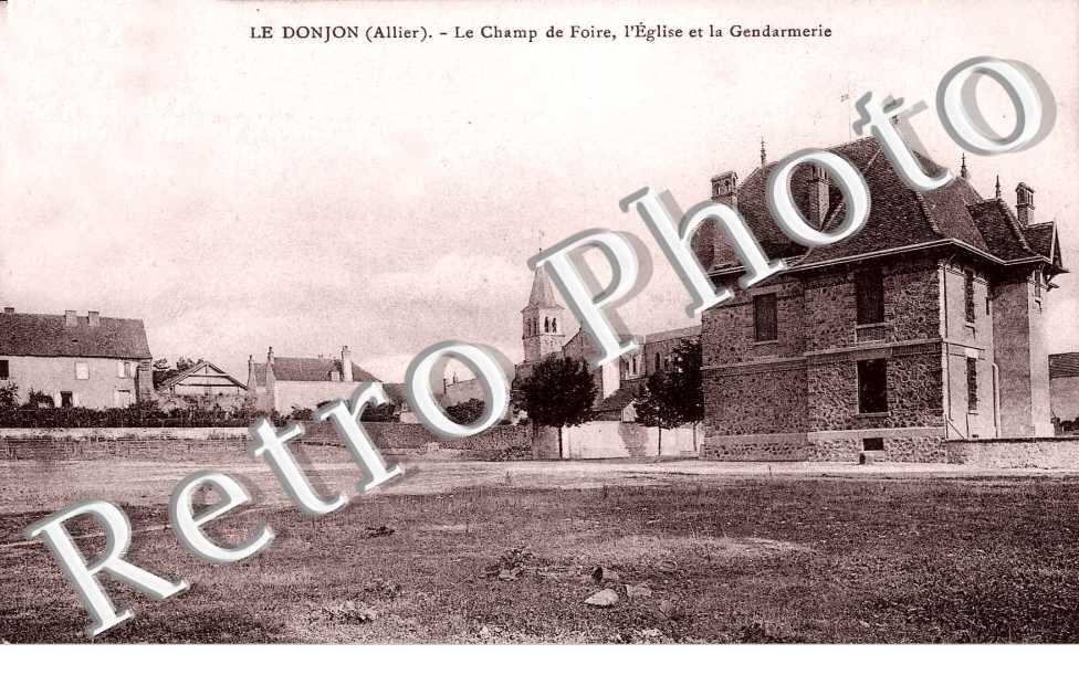 le champ de foire, l'eglise et la gendarmerie