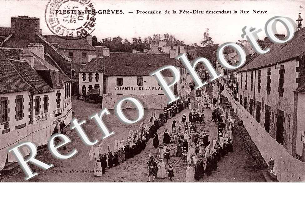 procession de la fete Dieu descendant la Rue Neuve