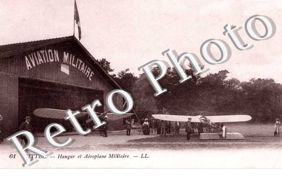 hangar et aeroplane militaire