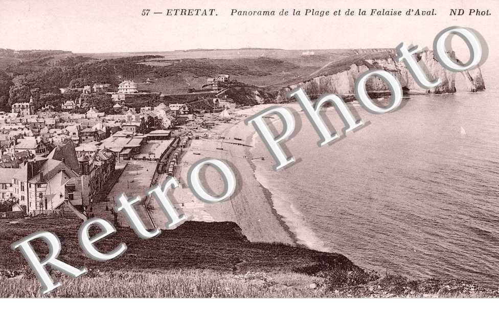 panorama de la plage et de la falaise d&#039;Aval