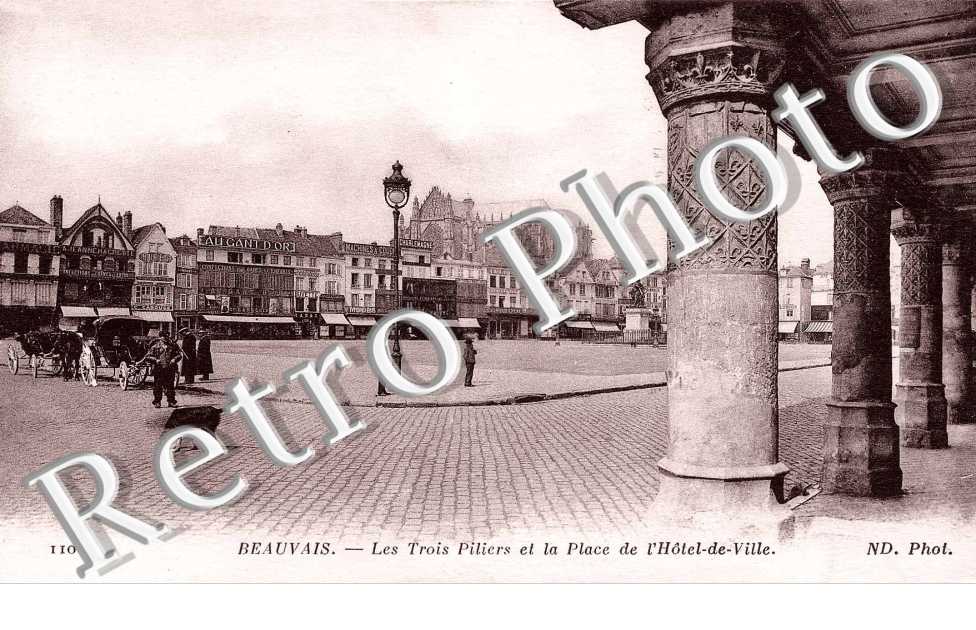 les trois piliers  ET PLACE DE L&#039;HOTEL DE VILLE