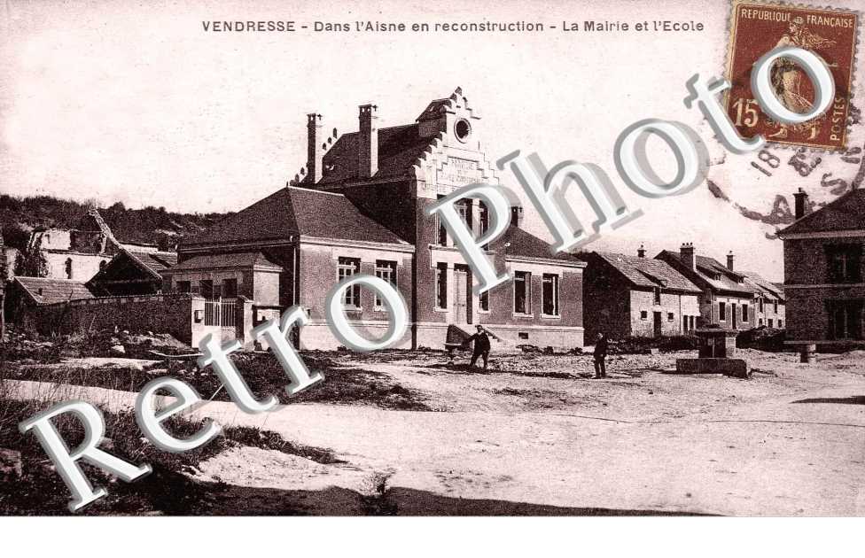 Dans l&#039;Aisne en reconstruction - la mairie et l&#039;ecole