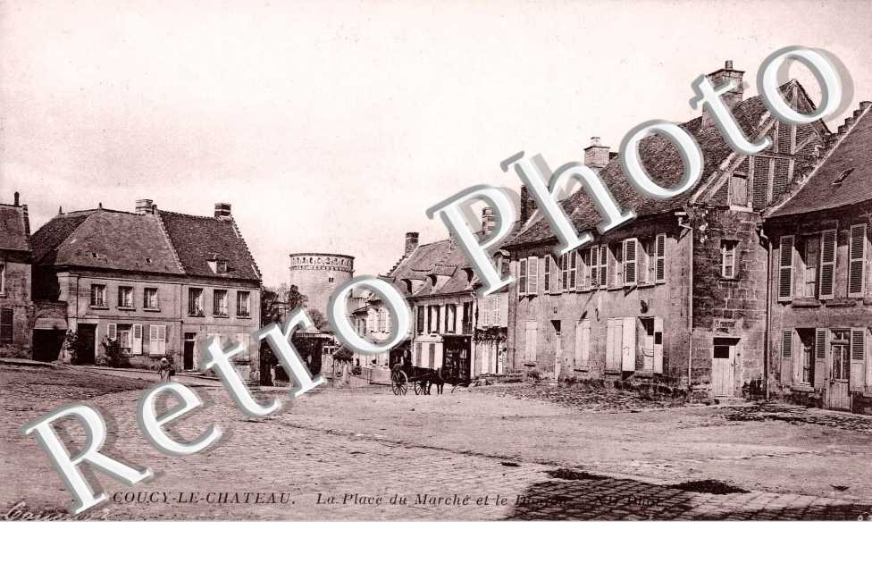 la place du marche et le donjon