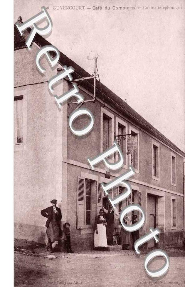 Cafe du Commerce et Cabine telephonique