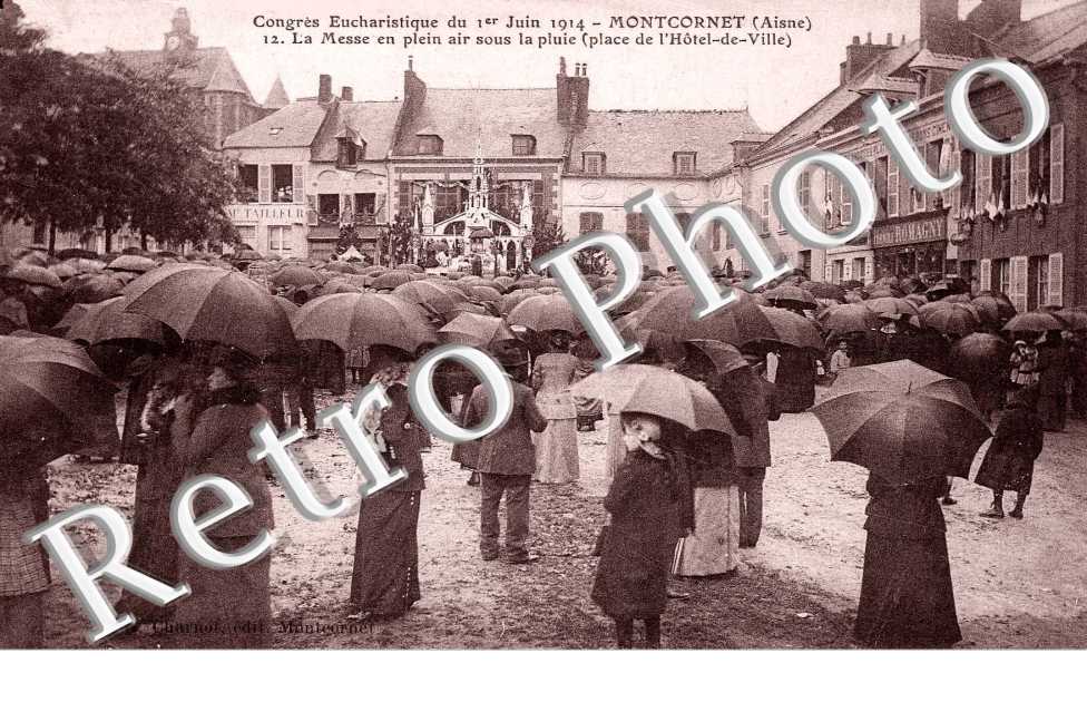 congres Eucharistique du 1er juin 1914 - 12 la messe en plein air sous la pluie - place de l&#039;Hotel de Ville