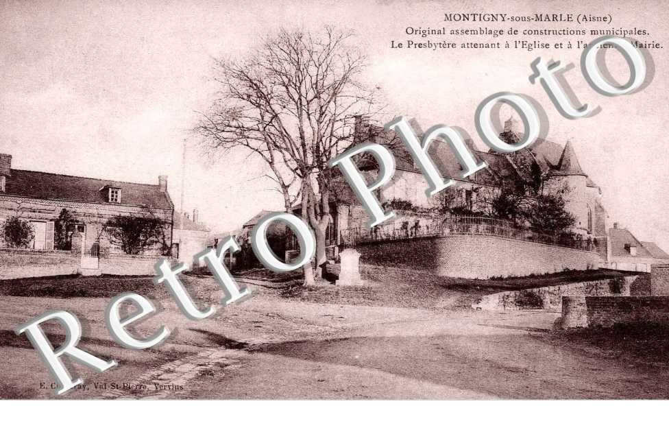 Original assemblage de constructions municipales. Le presbytère attenant à l&#039;église et à l&#039;ancienne mairie