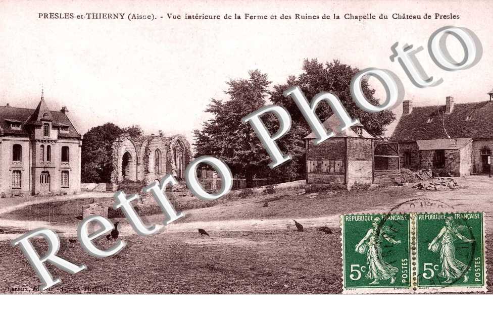 vue interieure de la ferme et des ruines de la chapelle du chateau