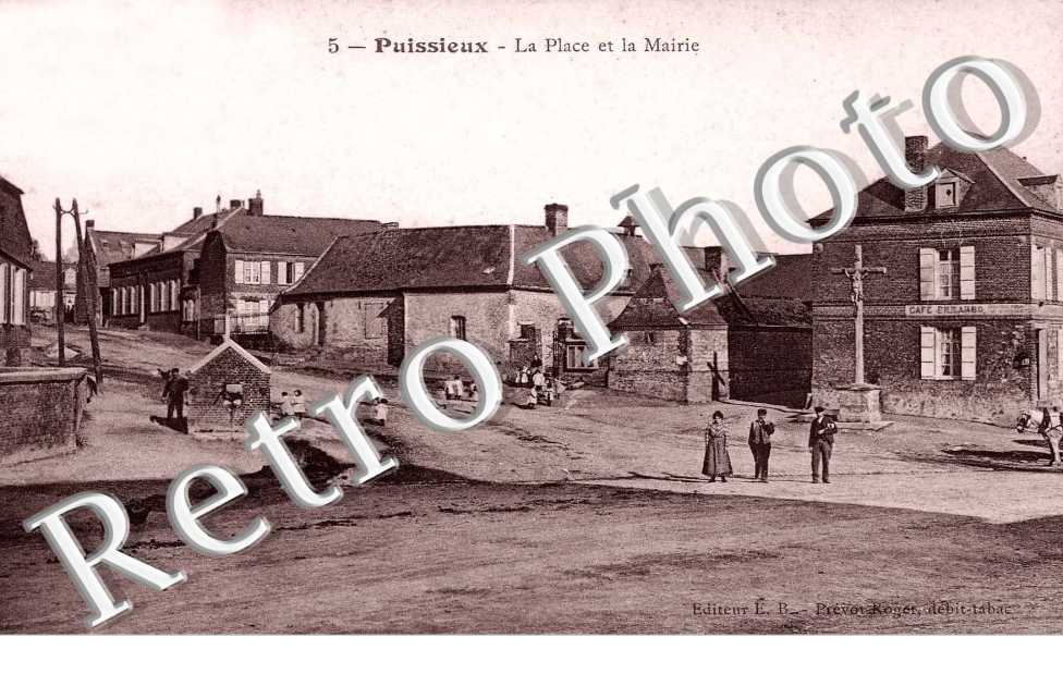 Puissieux   la place et la mairie