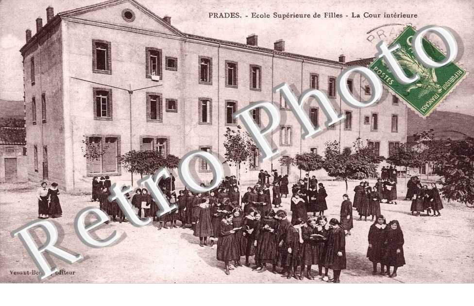 Ecole Superieure de Filles. La cour interieur