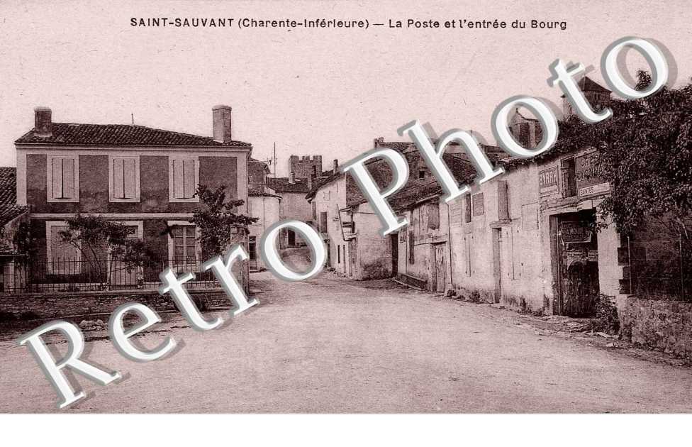 LA POSTE ET L&#039;ENTREE DU BOURG