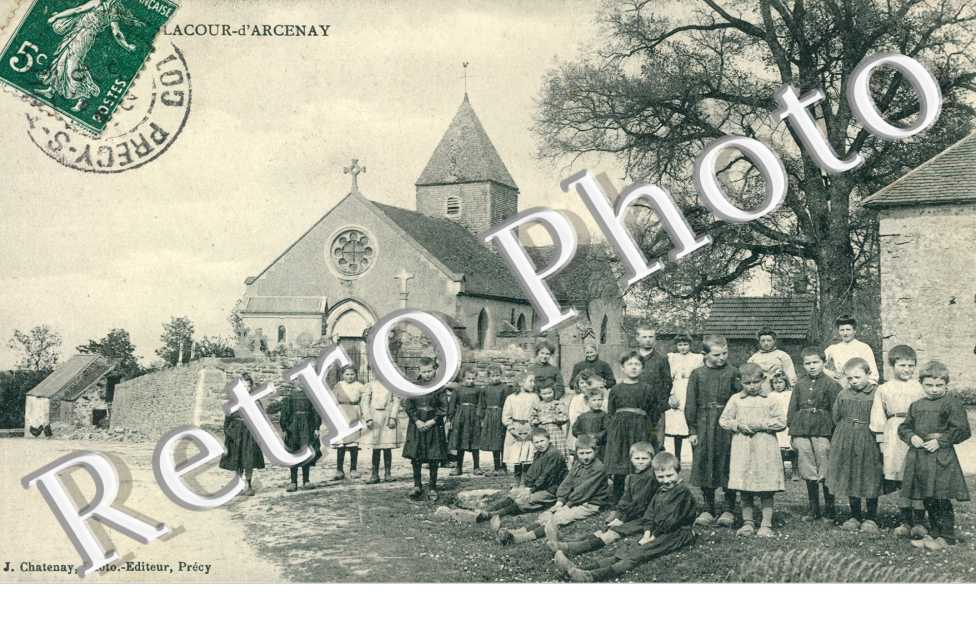 l'Eglise et un groupe d'enfants