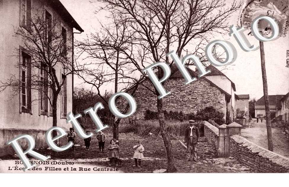 Ecole des Filles et la Rue Centrale