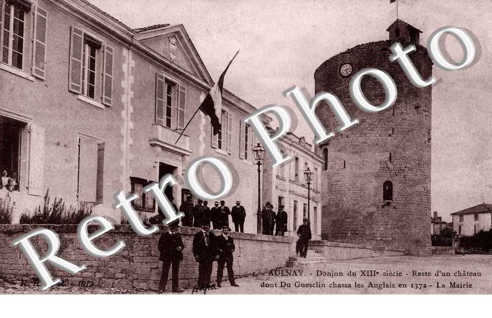 Donjon du XIIIe s - reste d&#039;un chateau - la mairie