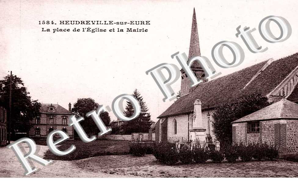 La place de l&#039;eglise et la mairie