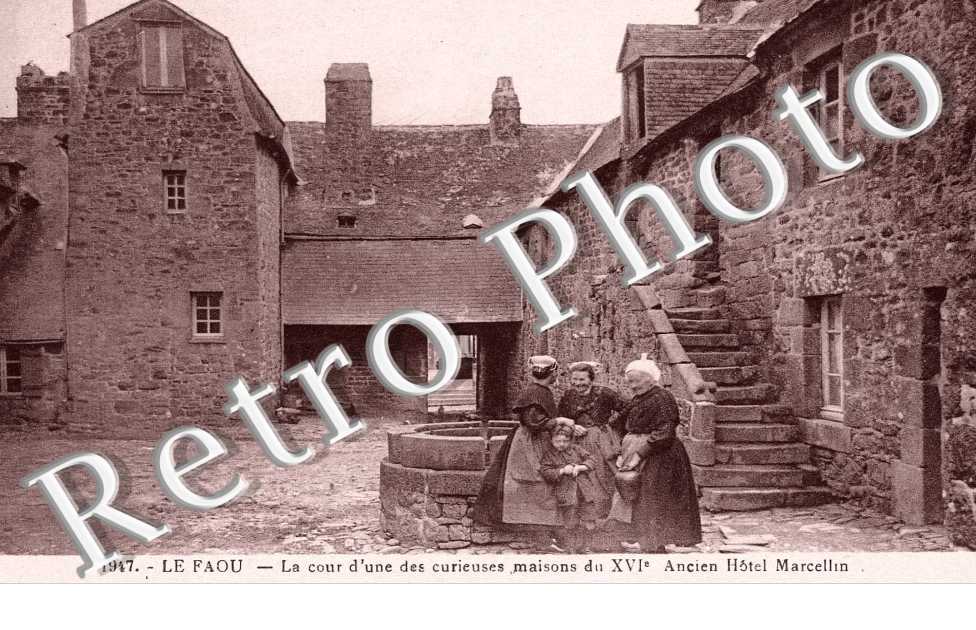 La cour d&#039;une des curieuses maisons du XVIe - Ancien Hotel Maecellin